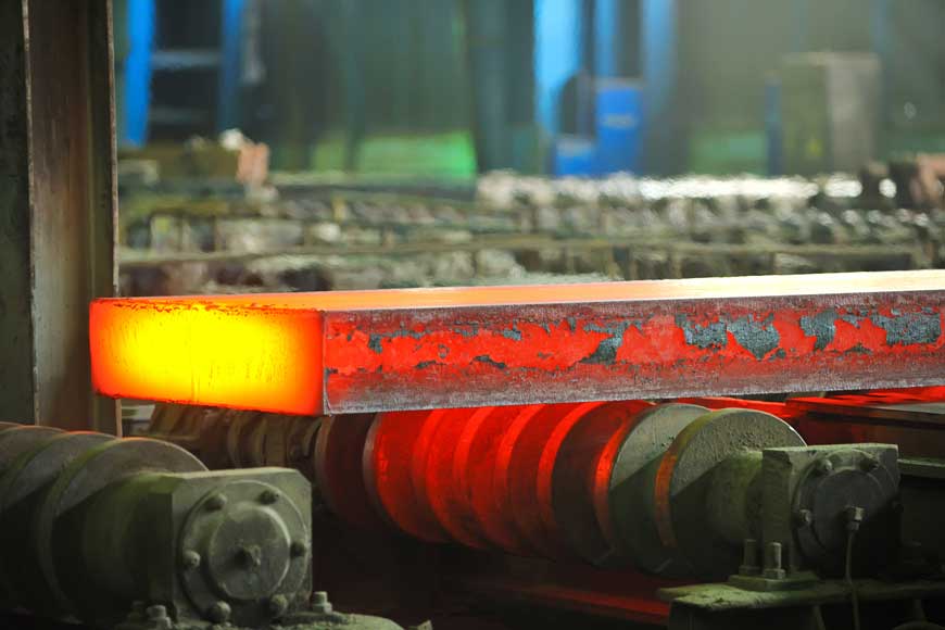 热轧钢在钢厂加工 