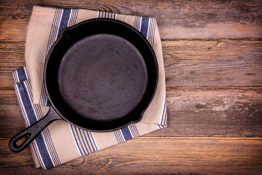 一块干净的铸铁锅坐在毛巾上